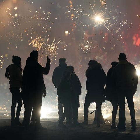 Symbolbild: Menschen feuern Silvesterfeuerwerk