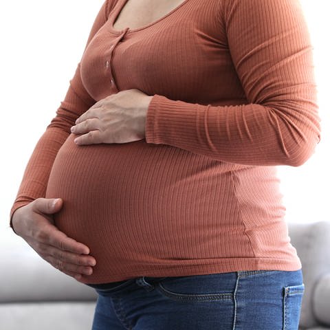 Themenbild - schwangere Frau mit Babybauch (Foto: picture-alliance / Reportdienste, picture alliance / Eibner-Pressefoto | Fleig / Eibner-Pressefoto)