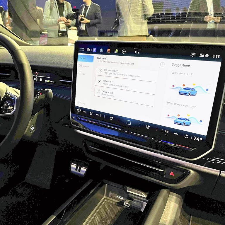 Ein Elektrofahrzeug (EV) von Volkswagen, das mit Chat-GPT ausgestattet ist, wird während der CES am 8. Januar 2024 in Las Vegas ausgestellt.  (Foto: picture-alliance / Reportdienste, picture alliance / ASSOCIATED PRESS | Yasuhiro Kobayashi)