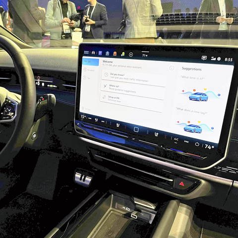 Ein Elektrofahrzeug (EV) von Volkswagen, das mit Chat-GPT ausgestattet ist, wird während der CES am 8. Januar 2024 in Las Vegas ausgestellt. 