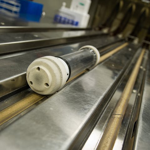 Eine Rohrpostbuchse kommt im Labor der Medizinischen Hochschule Hannover (Niedersachsen) an. Das Rohrpostsystem der MHH ist eines der längsten Europas. 