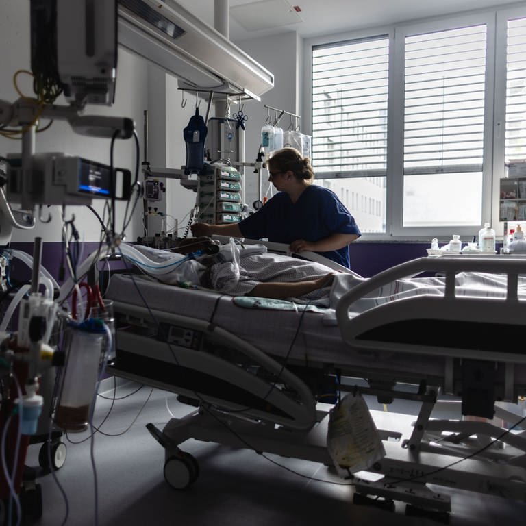 Eine Pflegerin an einem Bett einer Intensivstation. (Foto: IMAGO, IMAGO / Funke Foto Services)