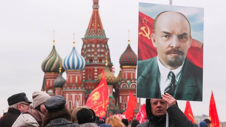 Blumenzeremonie im Lenin-Mausoleum auf dem Roten Platz in Moskau an Wladimir Iljitsch Lenins 96. Todestag im Januar 2020