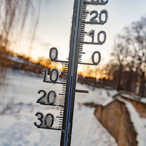 Ein Außenthermometer zeigt -6 Grad an. (Foto: IMAGO, IMAGO / A. Friedrichs)
