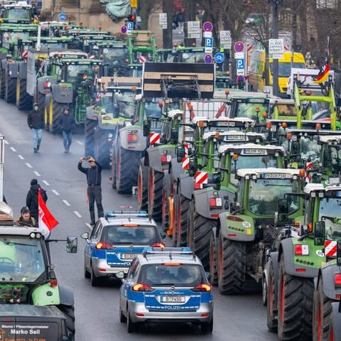 Zahlreiche Traktoren, Lastwagen und Autos stehen auf der Straße des 17. Juni.  (Foto: picture-alliance / Reportdienste, picture alliance/dpa | Monika Skolimowska)