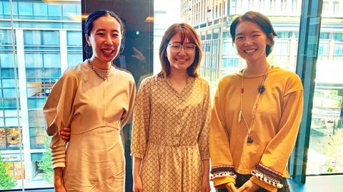 Momoko Nojo (Mitte), Gründerin der Nichtregierungsorganisation "Fiftys Project" zur Unterstützung von Jungpolitikerinnen mit zwei in Tokioter Stadtparlamente gewählten Abgeordnen: Momi Sako (links) und Chihiro Suzuki (rechts).  (Foto: SWR, Martin Fritz)