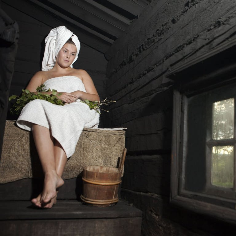 Eine Frau in einer finnnischen Rauchsauna: In Finnland gibt es 5,5 Millionen Menschen – und mehr als 3 Millionen Saunen. Deren heilsame Wirkung ist gut erforscht: Das gemeinsame Schwitzen mindert Stress und kann Herzinfarkte verhindern. In Finnland hat die Sauna zudem eine spirituelle Bedeutung. 