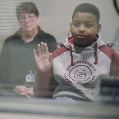 In diesem Bild aus einem Video des Kinderkrankenhauses von Philadelphia wird ein 11-jähriger Junge, der mit einer erblichen Taubheit geboren wurde, in Philadelphia einem Hörtest unterzogen, nachdem er sich im Oktober 2023 einer Gentherapie unterzogen hat.