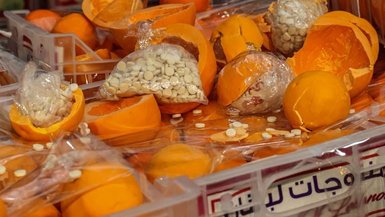 Orangenlieferung, 2021 beschlagnahmt im Hafen von Beirut: In den gefälschten Früchten fanden die libanesischen Fahnder verteckte Captagon-Tabletten. (Foto: dpa Bildfunk, picture alliance/dpa | Stringer)