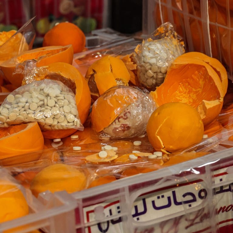 Orangenlieferung, 2021 beschlagnahmt im Hafen von Beirut: In den gefälschten Früchten fanden die libanesischen Fahnder verteckte Captagon-Tabletten. (Foto: dpa Bildfunk, picture alliance/dpa | Stringer)