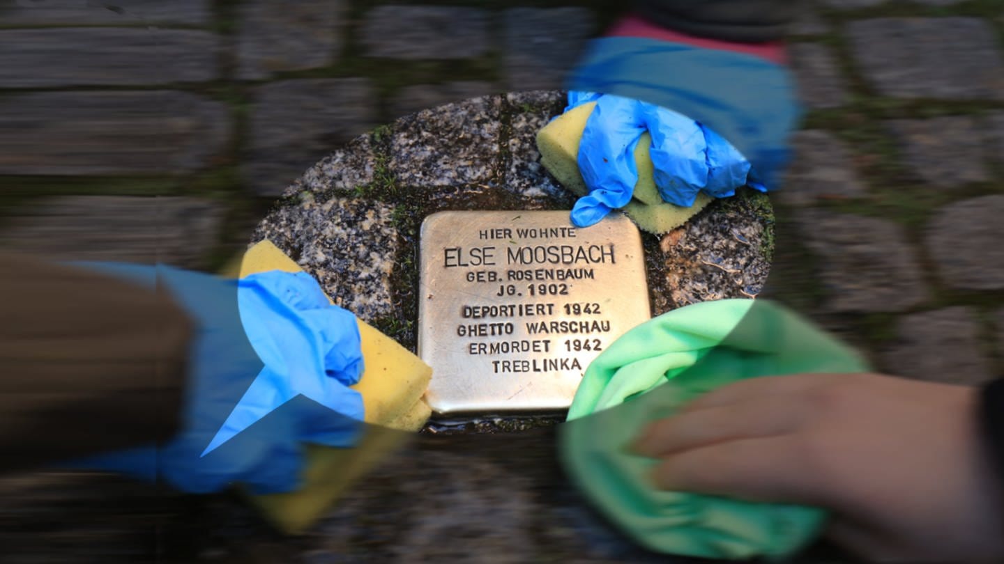 Drei Kinderhände putzen einen Stolperstein in der Lübecker Straße in Magdeburg: Seit Jahrzehnten behandeln Schulen den Holocaust im Unterricht. Trotzdem ist 
