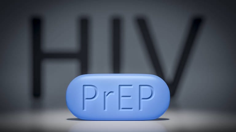 Blaue Pille mit Schriftzug PREP - (Symbolbild: Vorbeugung gegen HIV) (Foto: IMAGO, IMAGO / blickwinkel)