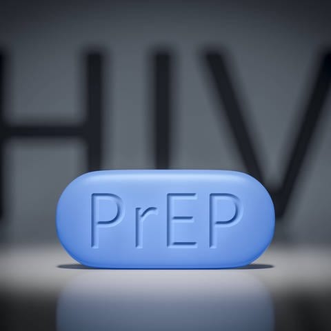 Blaue Pille mit Schriftzug PREP - (Symbolbild: Vorbeugung gegen HIV)