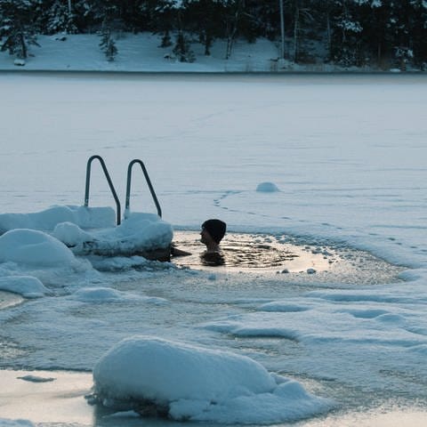 Symbolfoto: Ein Mann in der gefrorenen Ostsee 