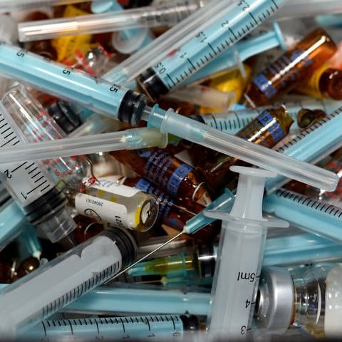 Medizinischer Abfall aus scharfen Nadeln, zerbrochenen Ampullen, Glasfläschchen und kontaminierten Blutzuckerstreifen (Foto: IMAGO, IMAGO / Pond5 Images)