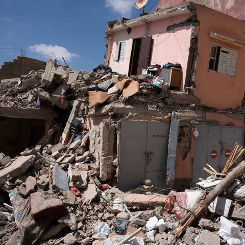 Marokko: Ein völlig zerstörtes Haus im kleinen Dorf Amizmiz