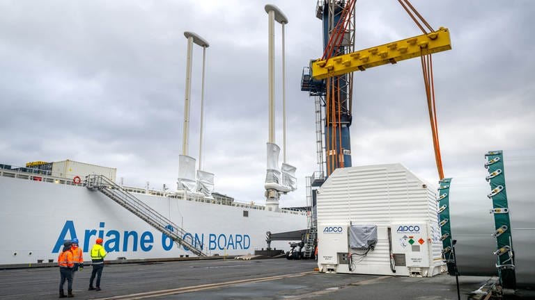 Ein Container mit der ersten Oberstufe der europäischen Trägerrakete Ariane 6 wird im Neustädter Hafen für das Verladen auf das speziell für den Transport der Rakete konzipierte Schiff «Canopee» vorbereitet. (Foto: picture-alliance / Reportdienste, picture alliance/dpa | Sina Schuldt)