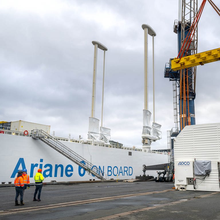 Ein Container mit der ersten Oberstufe der europäischen Trägerrakete Ariane 6 wird im Neustädter Hafen für das Verladen auf das speziell für den Transport der Rakete konzipierte Schiff «Canopee» vorbereitet. (Foto: picture-alliance / Reportdienste, picture alliance/dpa | Sina Schuldt)