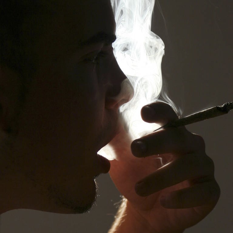 Ein Jugendlicher, der einen Joint raucht