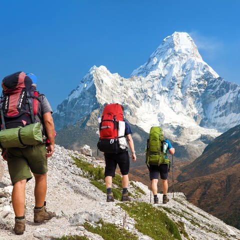 Drei Wanderer auf dem Weg zum Mt. Everest-Basislager (Foto: IMAGO, IMAGO / Pond5 Images)