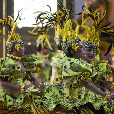 Rio de Janeiro, Brasilien: Menschen in Kostümen treten auf, während Tausende von Menschen die Veranstaltung am zweiten Tag der Sambaschulen-Parade im Rahmen des Rio-Karnevals im Sambodromo da Sapucai in Rio de Janeiro, Brasilien verfolgen. 