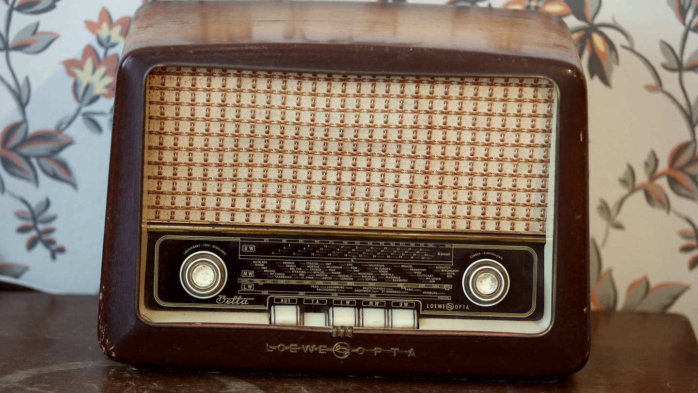 Ein altes Radio auf einer Kommode (Foto: IMAGO, IMAGO / Maximilian Koch)