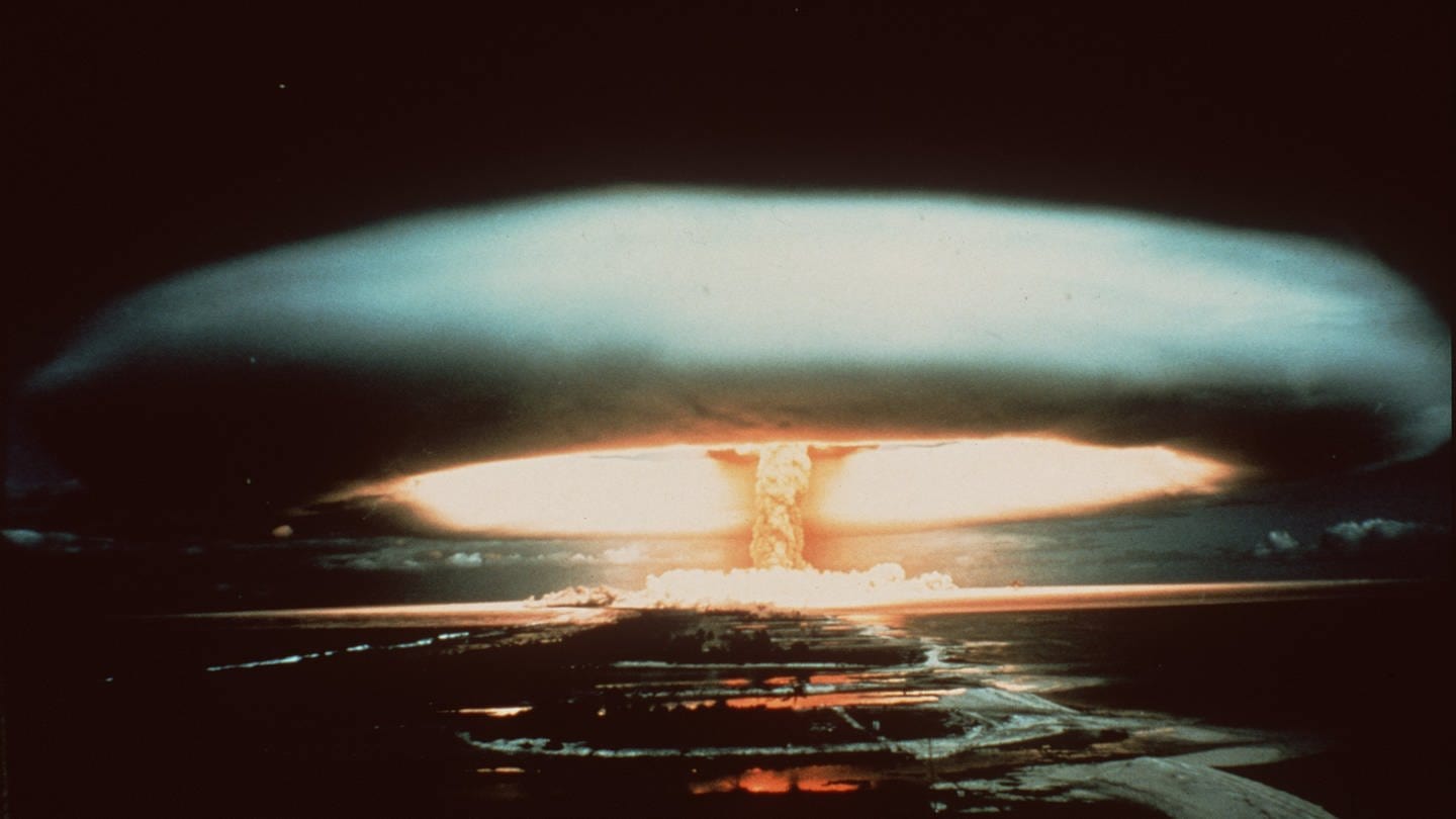 Nach der Explosion einer französischen Atombombe schwebt dieser riesige Atompilz über dem Mururoa-Atoll. (Foto: picture-alliance / Reportdienste, picture alliance/dpa | -)