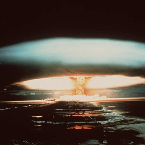 Nach der Explosion einer französischen Atombombe schwebt dieser riesige Atompilz über dem Mururoa-Atoll.