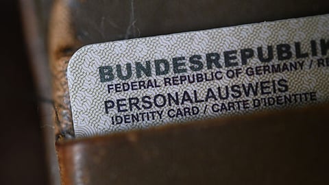 Ein Personalausweis der Bundesrepublik Deutschland steckt in einem Geldbeutel (Foto: picture-alliance / Reportdienste, picture alliance/dpa | Marijan Murat)