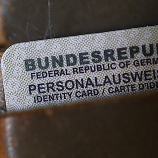 Ein Personalausweis der Bundesrepublik Deutschland steckt in einem Geldbeutel