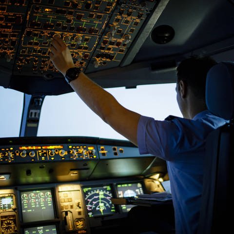 Ein Pilot im Cockpit von einem Flugzeug (Foto: IMAGO, IMAGO / photothek)