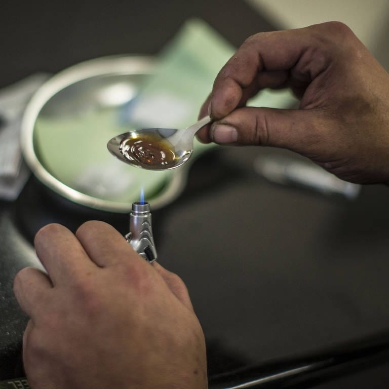 Drogenabhängiger setzt sich einen Schuß in einem Löffel  (Foto: IMAGO, IMAGO / Michael Schick)
