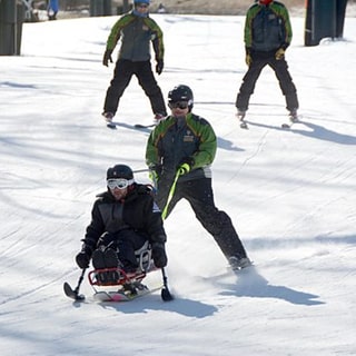 Mann mit Behinderung fährt Ski