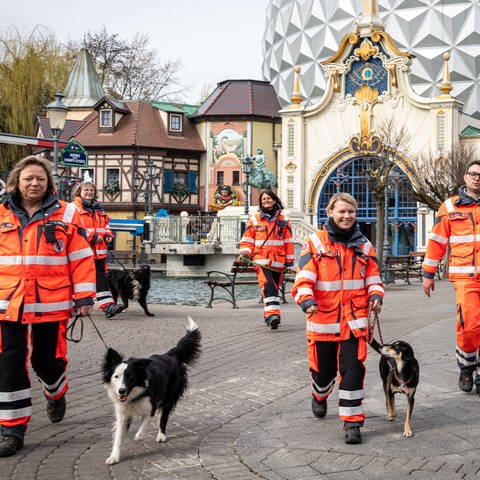 Rettungshunde im Französichen Themenbereich auf dem Weg zum Übungseinsatz (Foto: Europapark)