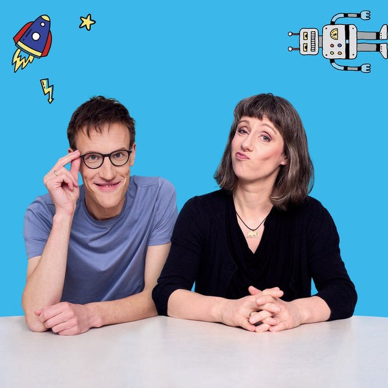 Die Hosts des Podcasts "Fakt ab! Eine Woche Wissenschaft" Charlotte Grieser und Aeneas Rooch