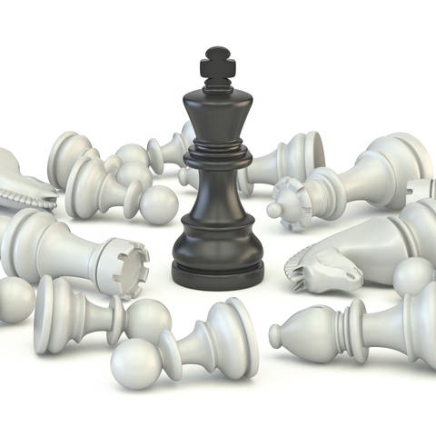 Schwarzer Schachkönig umringt von liegenden weißen Schachfiguren: In vielen Teilen der Welt wächst die Sehnsucht nach Unterordnung und einer starken Führung. Autoritäre Parteien erhalten Zulauf, bekennende Anti-Demokraten stellen Regierungen. Vielen macht diese Entwicklung Angst.