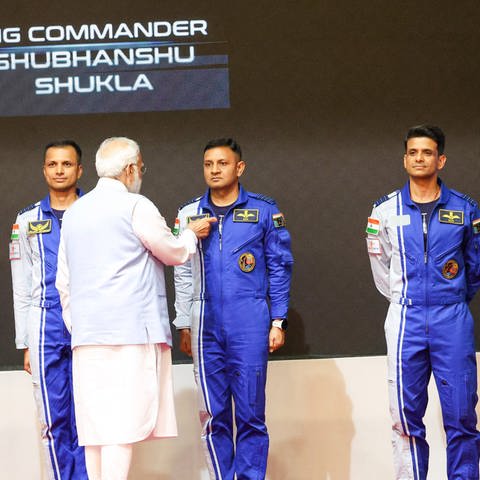 Dieses vom Indian Press Information Bureau veröffentlichte Foto zeigt den indischen Premierminister Narendra Modi (vorne), der mit dem Rücken zur Kamera vier Piloten der indischen Luftwaffe, die für die erste bemannte Raumfahrtmission des Landes «Gaganyaan», in die engere Wahl gekommen sind, während einer Veranstaltung.