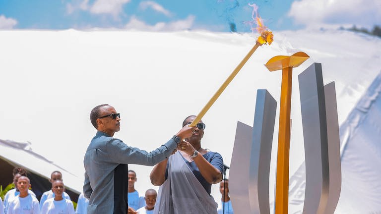 Ruandas Präsident Paul Kagame und First Lady Jeannette Kagame entzünden am 7. April 2023 im Kigali Genocide Memorial in Kigali eine Flamme der Erinnerung während der Gedenkfeier zum 29. Jahrestag des Völkermords an den Tutsi 1994. Um die Versöhnung zwischen den einstigen Mördern und Opfern voranzubringen, wurden viele Projekte ins Leben gerufen. (Foto: IMAGO, IMAGO / Xinhua)