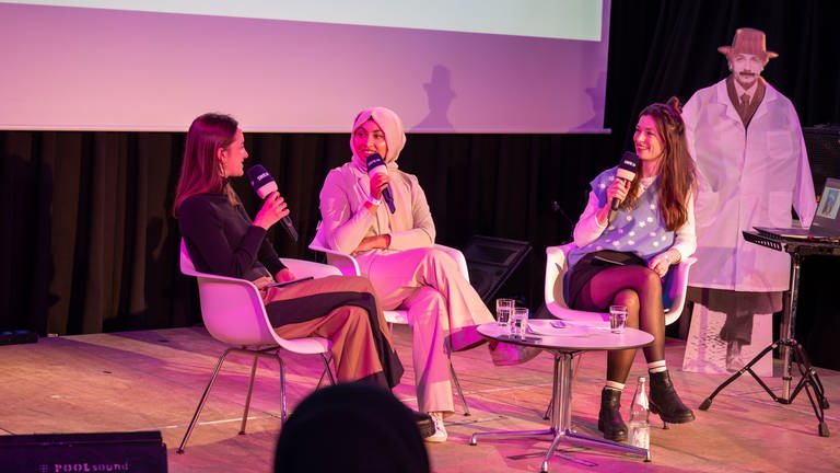 Sina Kürtz, Urooba Aslam und Julia Nestlen beim SWR Podcasfestival 2024 in Mannheim. Aufzeichnung von "Fakt ab! Eine Woche Wissenschaft" (Foto: SWR, Uwe Riehm)