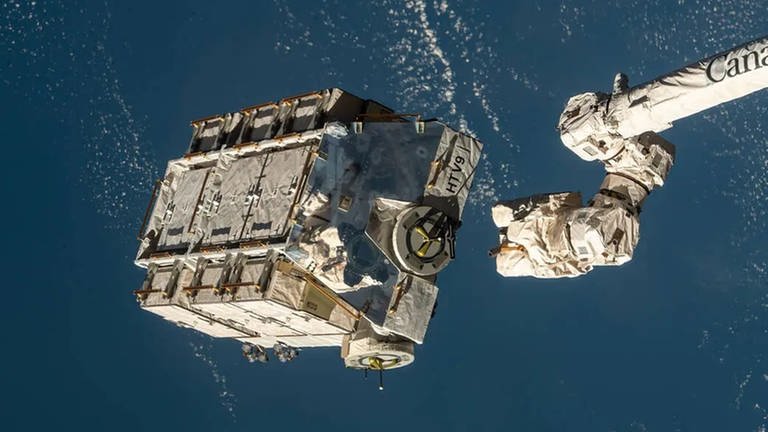 Symbolbild: Eine externe Palette mit ausgedienten Nickel-Wasserstoff-Batterien wurde vom Canadarm2-Roboterarm (der Internationalen Raumstation ISS) freigegeben. (Foto: picture-alliance / Reportdienste, picture alliance/dpa/Nasa | ---)