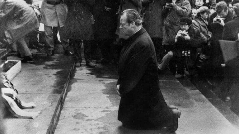 Bundeskanzler Willy Brandt kniet am 6. Dezember 1970 am Ehrenmal für die Helden des Warschauer Ghettos (Foto: picture-alliance / Reportdienste, picture alliance / ASSOCIATED PRESS | -)