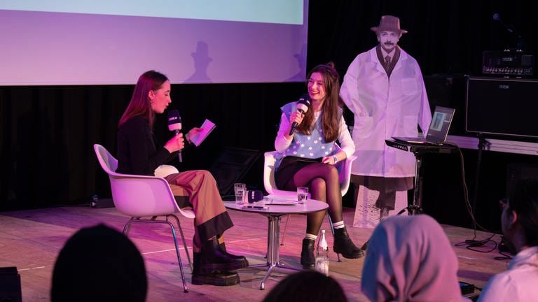 Die beiden Hosts Sina Kürtz und Jilia Nestlen vom Podcast "Fakt ab! Eine Woche Wissenschaft" auf dem SWR Podcastfestival in Mannheim (Foto: SWR, Uwe Riehm)