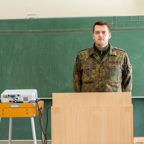 Symbolbild: Soldat in einem Klassenzimmer