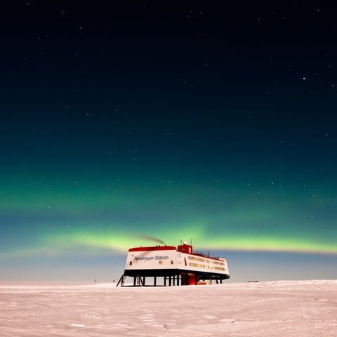 Polarlichter über der deutschen Antarktis-Forschungsstation Neumayer-Station III.