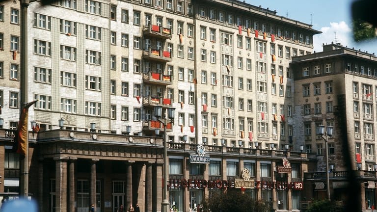 Gebäude in der Karl-Marx-Allee (ehemals Stalin-Allee) in Ost-Berlin (Foto: dpa Bildfunk, picture-alliance / dpa)