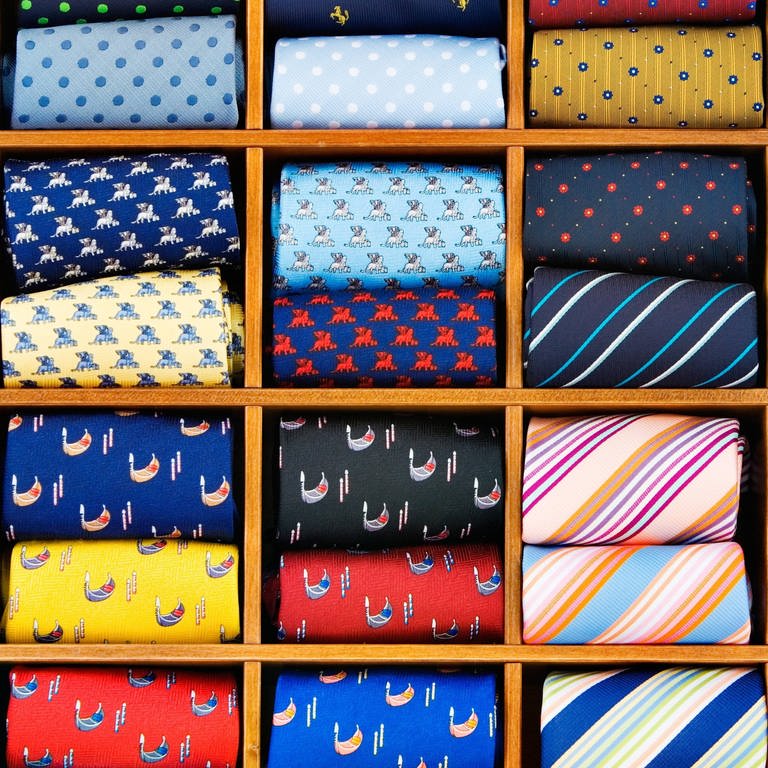 Krawatten ordentlich sortiert in einer Schublade (Foto: IMAGO, xblickwinkel/McPhotox/AlfredxSchauhuberx)
