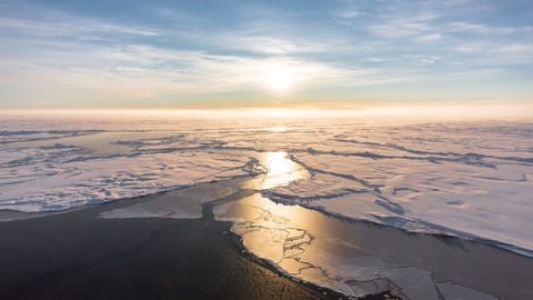 schmale Rinne führt durch das Eis (Foto: Alfred-Wegener-Institut)