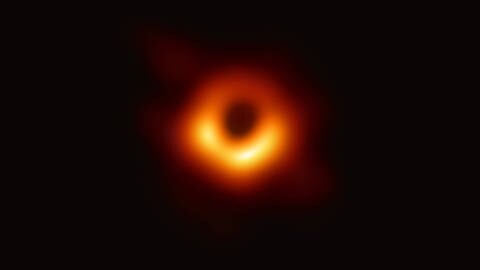 2019 gelang Astronomen das erste Foto eines riesigen schwarzen Lochs, das an einen brennenden Donut erinnert. (Foto: IMAGO, imago images/Xinhua)