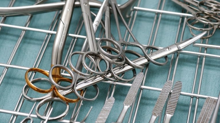 Chirurgische Instrumente (Foto: picture-alliance / Reportdienste, picture alliance/Bildagentur-online)