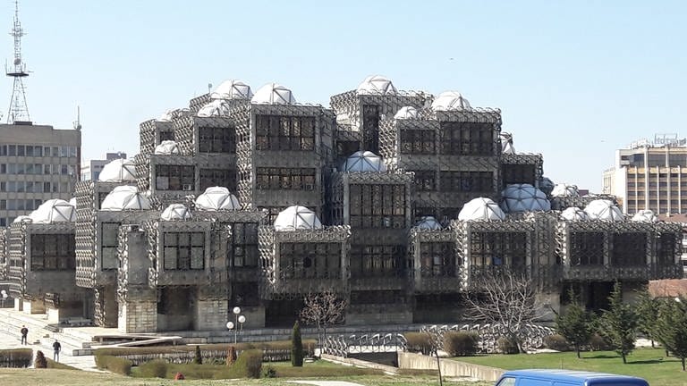 Die Nationalbibliothek des Kosovo in Priština. (Foto: Christoph Kersting)